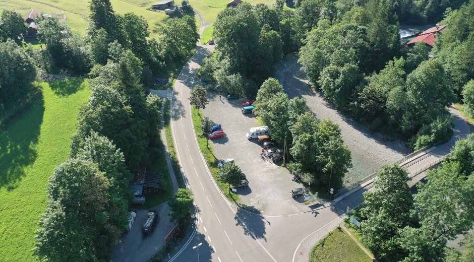 Der gebührenpflichtige Parkplatz in Bad Oberdorf liegt an der Straße nach Hinterstein. © Bad Hindelang Tourismus/ Wolfgang B. Kleiner