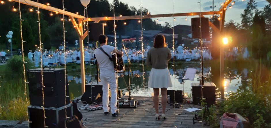 Frau singt und Mann spielt Gitarre auf einer Bühne im Oberstaufen PARK im Allgäu. © Oberstaufen Tourismus GmbH