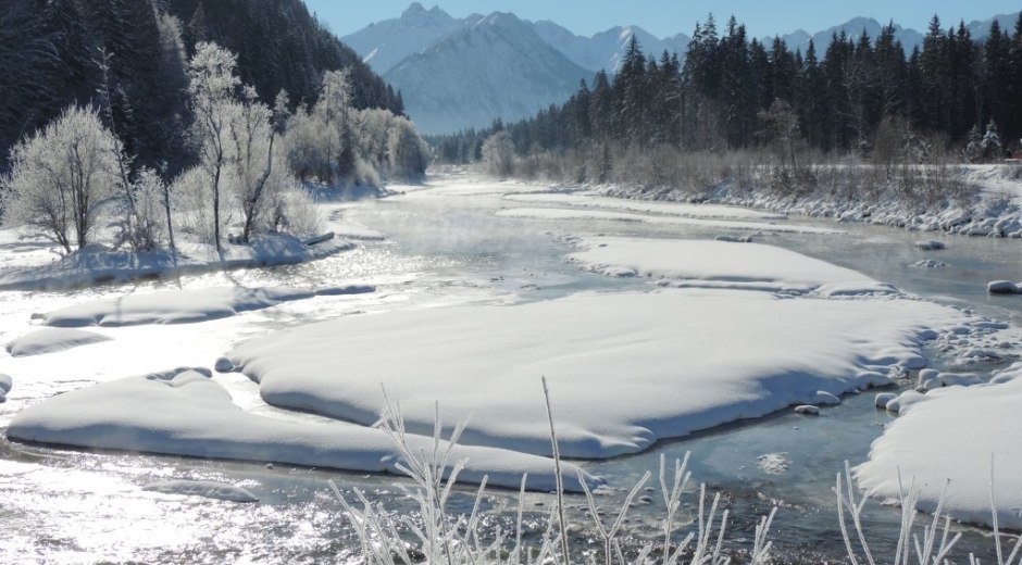 Winter an der Iller, am südlichen Ende des Auwaldsees bei Fischen im Allgäu. Im Hintergrund der Allgäuer Hauptkamm © Tourismus Hörnerdörfer_H.Besler