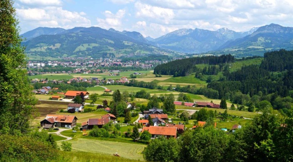 Blick vom Naturlehrpfad auf Bettenried und Sonthofen © Tourismus Hörnerdörfer GmbH