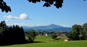 Blick auf die Duracher Pfarrkirche, im Hintergrund der Grünten © Wolfgang Nagelrauf