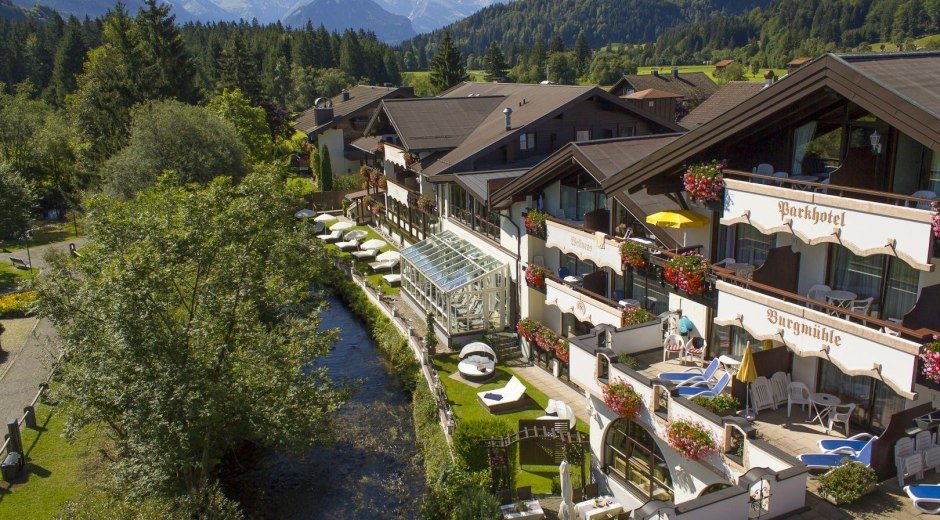 Das Hotel Burgmühle liegt direkt am Kurpark in Fis © Parkhotel Burgmühle