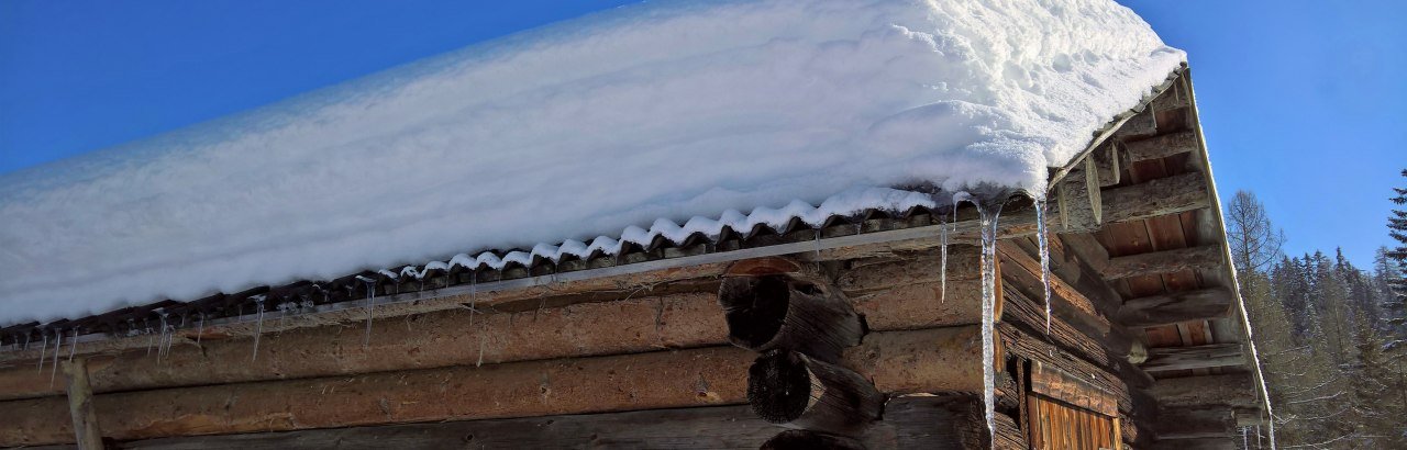 Schneebedeckte Hütte