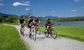 Familie auf Radtour am Grüntensee in Wertach © Touristinfo Wertach/Peter Ehme