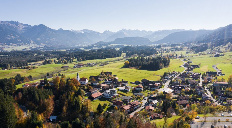 Ofterschwang in den Allgäuer Hörnerdörfern - im Hintergrund die Oberstdorfer Berggipfel © Tourismus Hörnerdörfer, F. Kjer