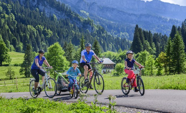 Radfahrer unterwegs auf einer Tour im Rohrmoos im Oberallgäu © Alexander Rochau