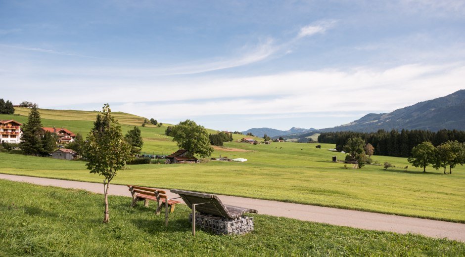 Ruhebank und Relaxliege in Niederdorf © Tourismus Hörnerdörfer, F. Kjer