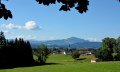 Blick auf die Duracher Pfarrkirche, im Hintergrund der Grünten © Wolfgang Nagelrauf