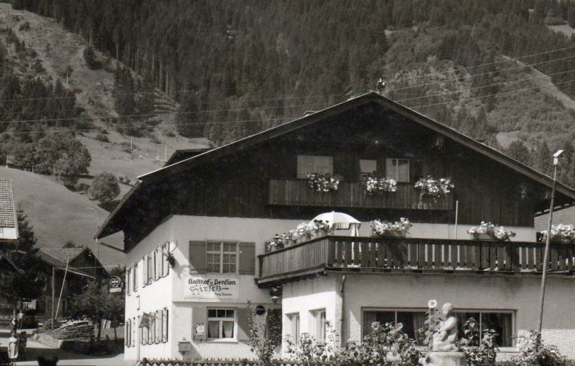 Brunnen mit "Gassekieh" vor dem Gasthof Hirsch um 1950 © Ch. Feldmann