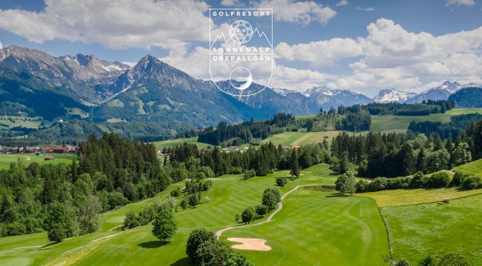 Golfplatz Oberallgäu mit Logo © Sonnenalp Resort