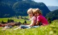 Kinder auf dem Feld in Obermaiselstein © Tourismus Hoernerdoerfer GmbH, Tobias Burger