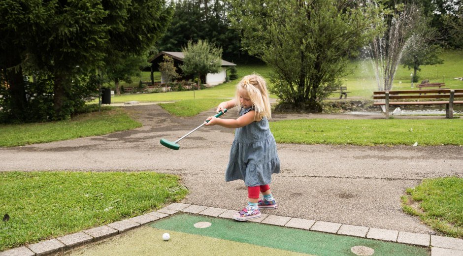 Spaß beim Minigolf spielen in Obermaiselstein © Tourismus Hörnerdörfer, F. Kjer