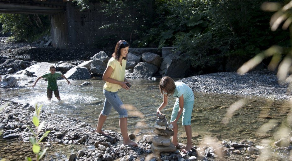 Wasserspiele an der Ach in Fischen