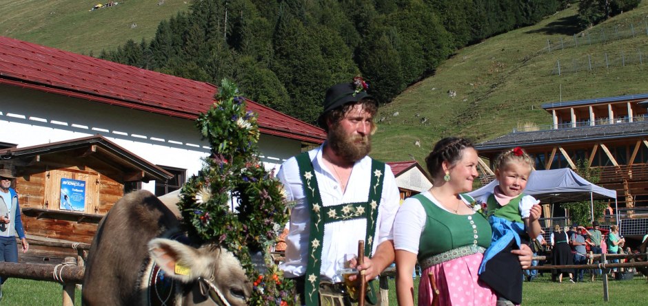 Kranzkuh mit Hirtenfamilie beim Viehscheid © Tourismus Hörnerdörfer