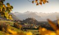 Traumhafter Aussichtspunkt am Malerwinkel auf die Schöllanger Burgkirche und den Allgäu Hauptkamm. © Tourismus Hörnerdörfer, E. Karaman