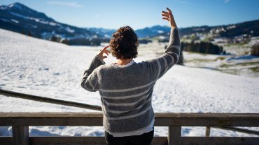 Hedwig Roth mit Blick auf die Berge © Hedwig Roth