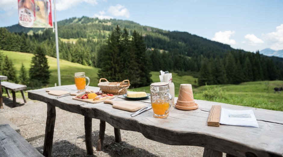 Brotzeit auf der Schönbergalpe bei Obermaiselstein © Tourismus Hörnerdörfer, F. Kjer
