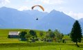 Gleitschirmflieger kurz vor der Landung beim Restaurant Kitzebichl in Bolsterlang