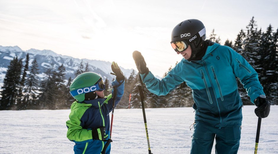 High Five beim Skifahren im Skigebiet Ofterschwang © Tourismus Hörnerdörfer, F. Kjer