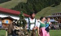 Kranzkuh mit Hirtenfamilie beim Viehscheid © Tourismus Hörnerdörfer