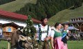 Kranzkuh mit Hirtenfamilie beim Viehscheid © Tourismus Hörnerdörfer