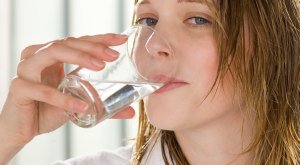 Frau im Bademantel trinkt ein Glas Wasser © redhorst - fotolia.com