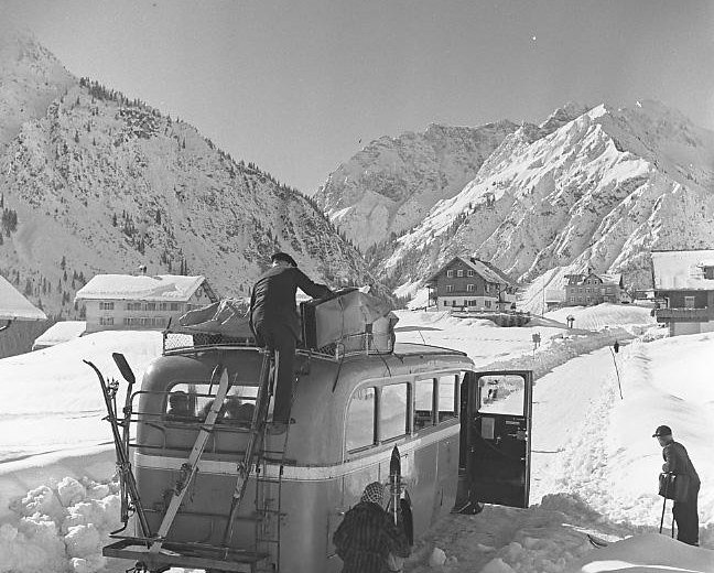 Postbus mit Leuten 1940 © Lala Aufsberg, Archiv Heimatbund Allgäu e.V.