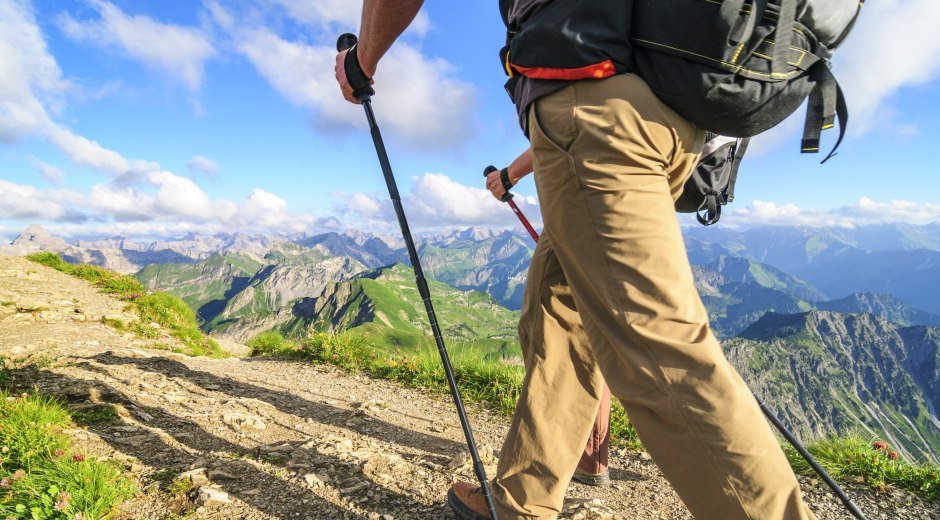 Wanderer auf hohen Bergpfaden in den Allgäuer Alpen unterwegs bei schönstem Frühjahrswetter © Alexander Rochau