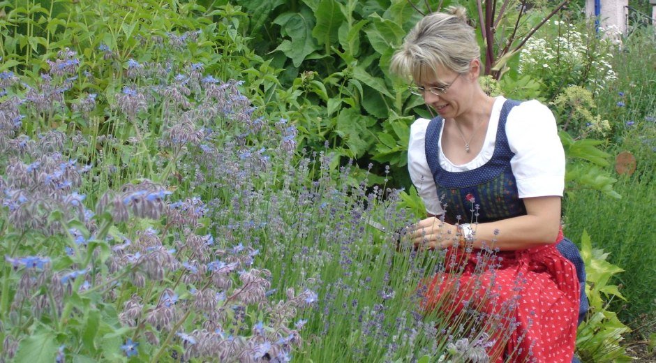 Silvia Kienle im Kräutergarten in Balderschwang © Kienles