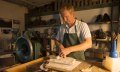 In der Werkstatt wird noch von Hand genäht © Tourismus Hörnerdörfer, K. P. Kappest