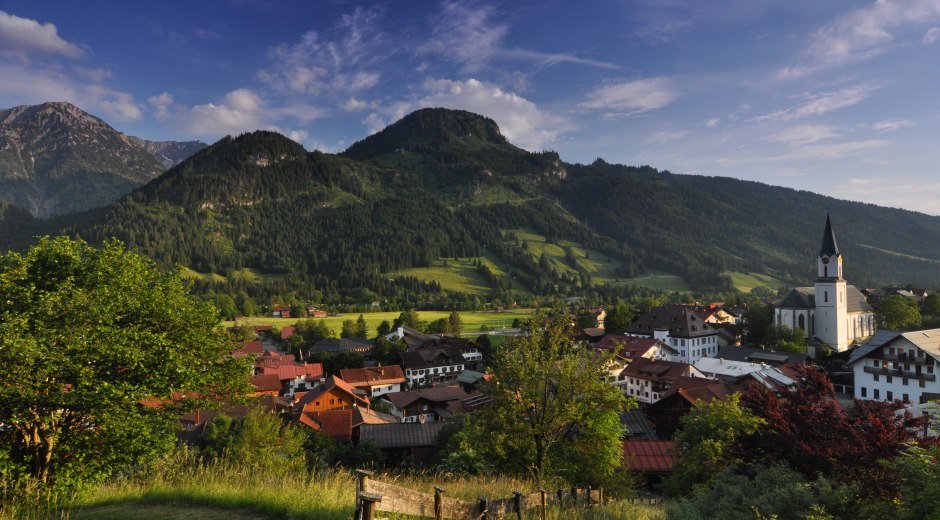 Mitten zwischen den Bergen der Allgäuer Hochalpen liegt Bad Hindelang - der ideale Ausgangspunkt zum Wandern, Klettern und Radfahren im Allgäu. © Bad Hindelang Tourismus/Wolfgang B. Kleiner