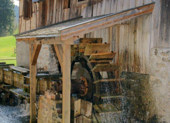 Die Mühle wird von einem Wasserrad angetrieben © Tourismus Hörnerdörfer, W. Monschau