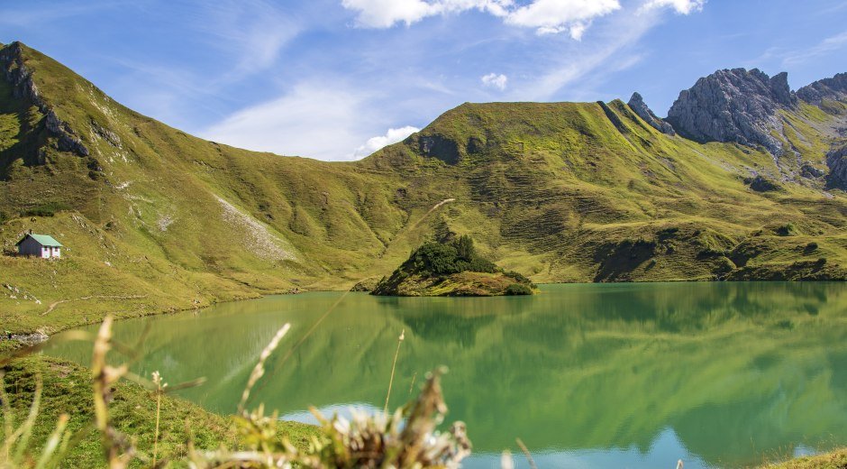 Schrecksee umgeben vom herrlichen Bergesgrün im Sommer im Oberallgäu © Dominic Ultes