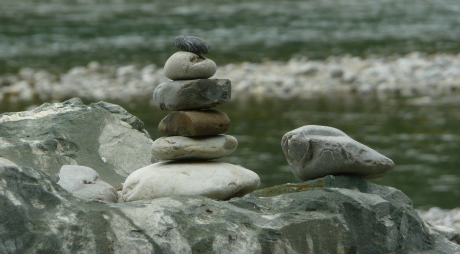Steinmännchen bauen an der Ach