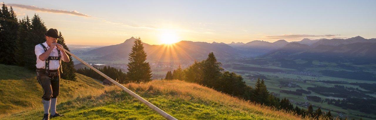 Alphornbläser am Ofterschwanger Horn im Sonnenaufgang © Tourismus Hoernerdoerfer GmbH_@Kappest