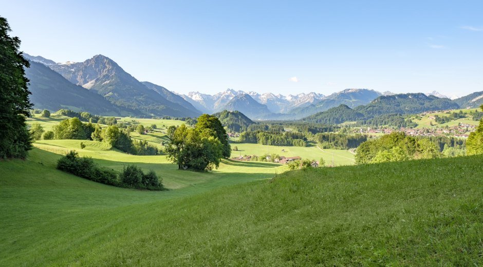 Blick vom "Malerwinkel" auf Fischen, im Hintergrund der Allgäuer Hauptkamm. © Tourismus Hörnerdörfer, ProVisionMedia