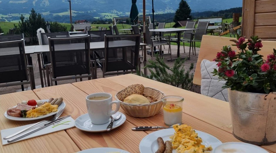 Terrassen-Frühstück © Landhotel Alphorn