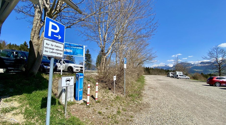 Ladestation Parkplatz Weltcup-Express Ofterschwang © Tourismus Hörnerdörfer