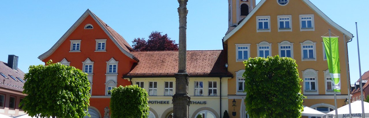 Blick auf Marienplatz, Säule, Verwaltung, Kirchturm im Hintergrund © Stadt Immenstadt