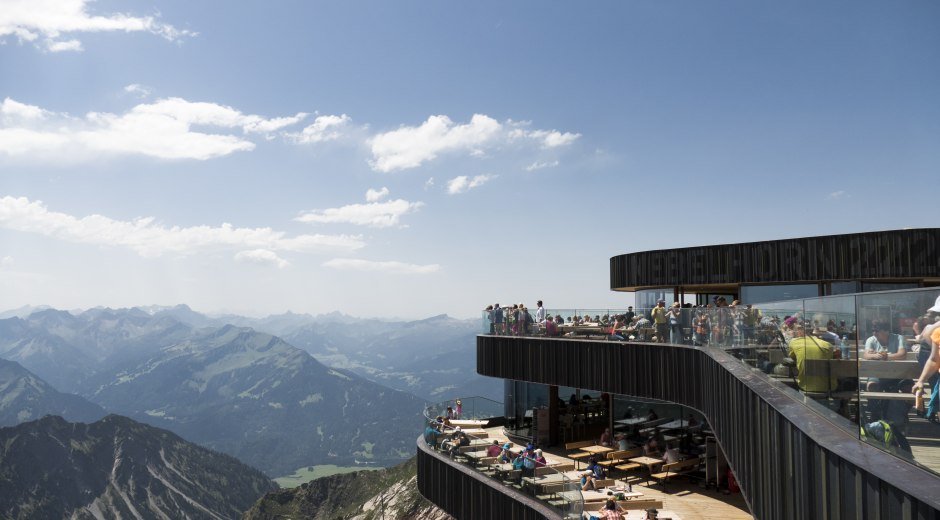 Sonnenterrasse am Nebelhorngipfel © Oberstdorf / Kleinwalsertal Bergbahnen Fotograf: Jennifer Tautz