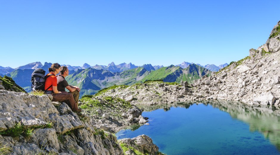 Traumaussichten beim Wandern in den Allgäuer Alpen. Pause mit Blick auf das Panorama der Alpenkette © Alexander Rochau