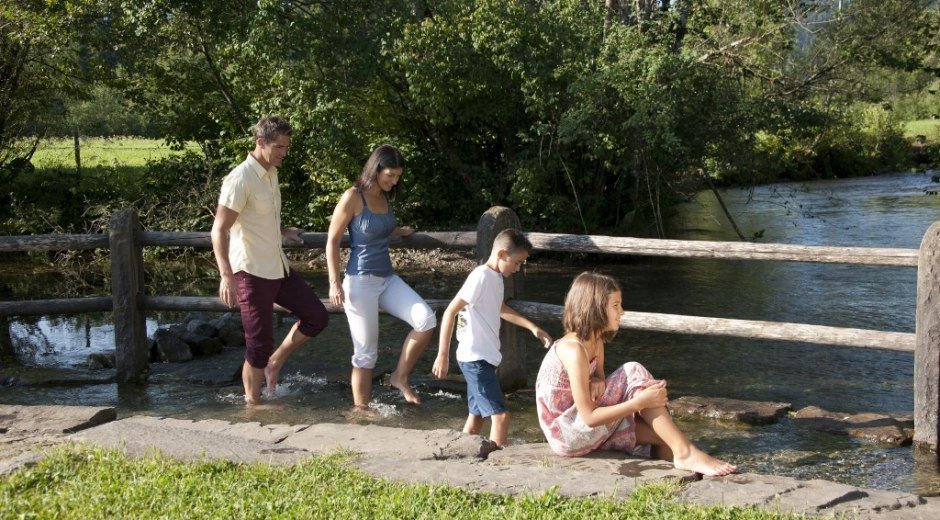 Wassertreten im Natur-Kneipp-Tretbecken im Kurpark in Fischen im Allgäu. Hier hat man reinste Wasserqualität - denn das Tretbecken wird vom Gebirgsbach gespeist © Tourismus Hörnerdörfer_G.Eichholzer