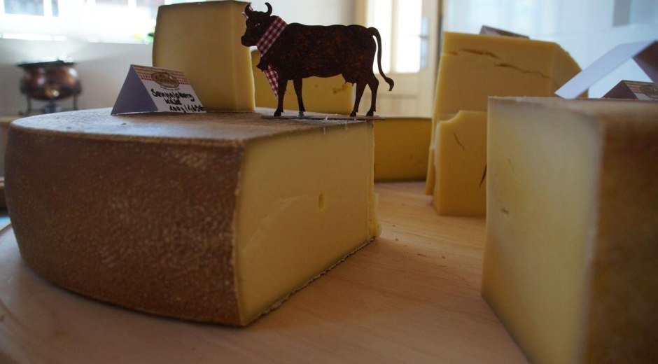 Auf Wunsch wird der Käse auch eingeschweißt, damit © Alte Sennerei Bolsterlang