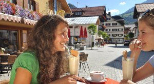 Freundinnen trinken einen Eiscafé © Bad Hindelang Tourismus