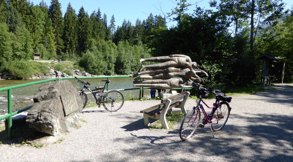 Skulptur Illerursprung am Illerradweg in Oberstdorf © Reinhard Walk
