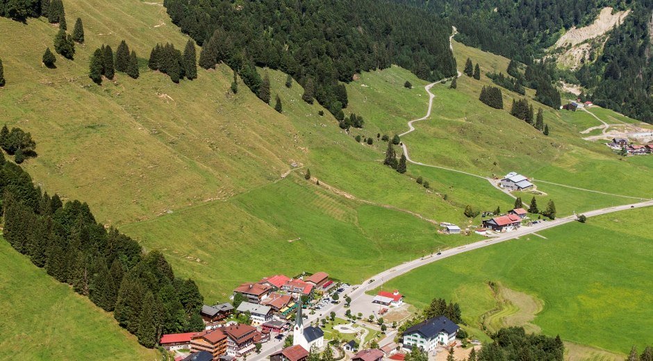 Wir laufen hoch zur Socher-Alpe - hier Balderschwang aus der Luft © Tourismus Hörnerdörfer