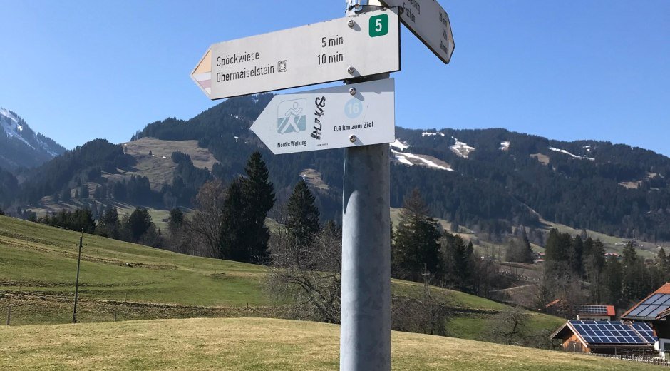Wegweiser Richtung Spöckwiese und Obermaiselstein