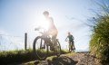 Radfahren auf Schotterwegen und geteerten Nebenstraßen © Tourismus Hörnerdörfer, F. Kjer