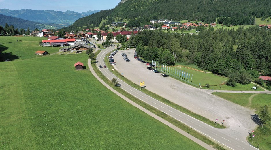 Der Parkplatz ist Ausgangsort für Wanderer und Wintersportler und befindet sich an der Moorhütte gleich gegenüber der Bergbahn Iseler im Oberjoch.  © Bad Hindelang Tourismus/ Wolfgang B. Kleiner
