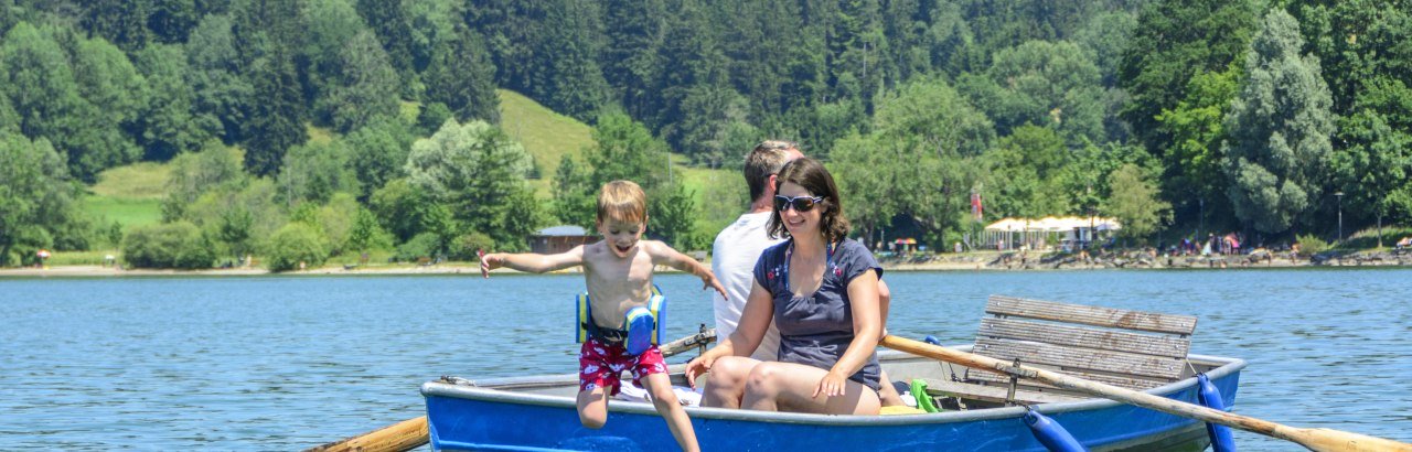 Familie verbringt im Sommer Zeit mit dem Boot auf dem See und beim Baden © Alexander Rochau
